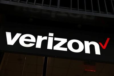 Verizon storefront signage during a weekend of wireless and internet service disruptions.